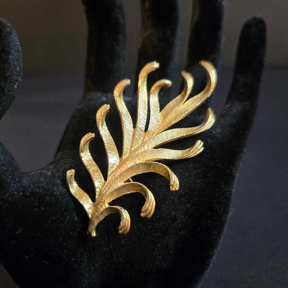 Vintage Gold Tone Curled Leaf Brooch Coral Reef Casual Collectible